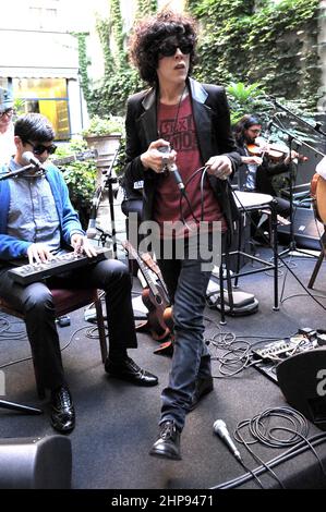 Milano Italia 2012-07-16: Vetrina dell'LP della cantante americana, Laura Pergolizzi, all'Hotel Manin Foto Stock