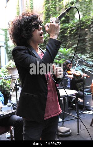 Milano Italia 2012-07-16: Vetrina dell'LP della cantante americana, Laura Pergolizzi, all'Hotel Manin Foto Stock