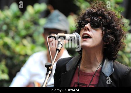 Milano Italia 2012-07-16: Vetrina dell'LP della cantante americana, Laura Pergolizzi, all'Hotel Manin Foto Stock