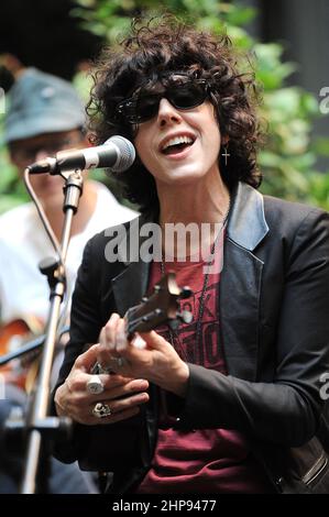Milano Italia 2012-07-16: Vetrina dell'LP della cantante americana, Laura Pergolizzi, all'Hotel Manin Foto Stock