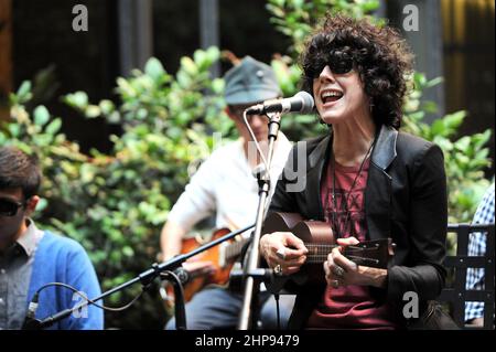 Milano Italia 2012-07-16: Vetrina dell'LP della cantante americana, Laura Pergolizzi, all'Hotel Manin Foto Stock