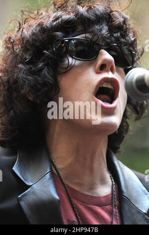 Milano Italia 2012-07-16: Vetrina dell'LP della cantante americana, Laura Pergolizzi, all'Hotel Manin Foto Stock