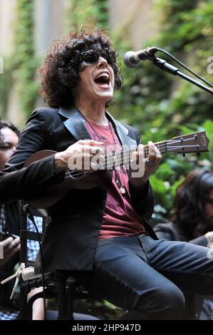 Milano Italia 2012-07-16: Vetrina dell'LP della cantante americana, Laura Pergolizzi, all'Hotel Manin Foto Stock