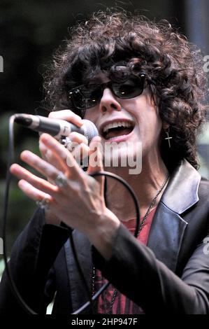 Milano Italia 2012-07-16: Vetrina dell'LP della cantante americana, Laura Pergolizzi, all'Hotel Manin Foto Stock