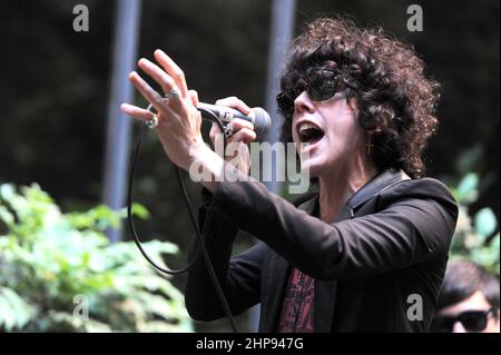 Milano Italia 2012-07-16: Vetrina dell'LP della cantante americana, Laura Pergolizzi, all'Hotel Manin Foto Stock