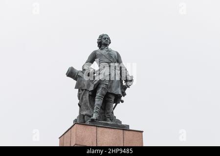 Monumento a Pietro il Grande è una statua di bronzo dell'imperatore russo Pietro i su un piedistallo di granito, situato nel Parco Petrovsky della città di Vybo Foto Stock