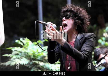 Milano Italia 2012-07-16: Vetrina dell'LP della cantante americana, Laura Pergolizzi, all'Hotel Manin Foto Stock