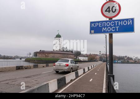 Nuvoloso giorno d'autunno nella città russa di Vyborg vicino al confine finlandese. Il Ponte della Fortezza Vecchia e il Castello di Vyborg Foto Stock