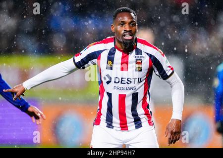 TILBURG, PAESI BASSI - 19 FEBBRAIO: Elton Kabangu di Willem II coach i suoi compagni di squadra durante la partita olandese di Eredivie tra Willem II e Ajax allo stadio Koning Willem II il 19 febbraio 2022 a Tilburg, Paesi Bassi (Foto di Geert van Erven/Orange Pictures) Foto Stock