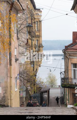 I turisti camminano lungo le vecchie colline di Vyborg. ?loudy giorno d'autunno. Vista sulla baia di Vyborg Foto Stock