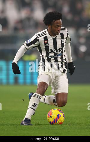 Torino, 18th febbraio 2022. Juan Cuadrado della Juventus durante la Serie A allo Stadio Allianz di Torino. Il credito d'immagine dovrebbe essere: Jonathan Moscrop / Sportimage Foto Stock