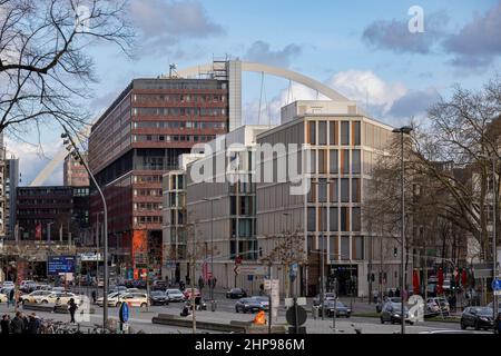 Nuovo municipio di Colonia nel quartiere Deutz in primavera Foto Stock