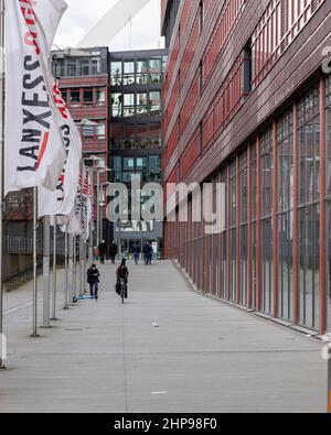 Persone di fronte al nuovo municipio di Colonia nel quartiere Deutz Foto Stock