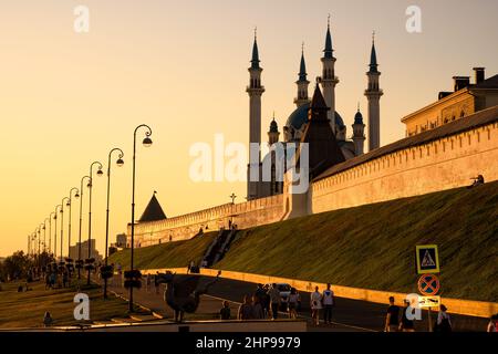 Kazan, Russia - 19 giugno 2021: Panorama del vecchio Cremlino Kazan al tramonto, Tatarstan. E' un punto di riferimento storico, attrazione turistica di Kazan. Vista soleggiata Foto Stock