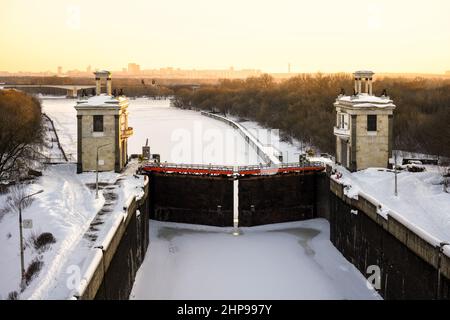 Alluvione sul canale di Mosca in inverno, Mosca, Russia. Panorama del fiume Moskva e delle porte chiuse sovietiche nella città nord-ovest. Vista aerea vecchia gatewa acqua Foto Stock