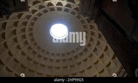 Tempio interno interno con cupola finestra rotonda e la luce luminosa che passa attraverso di esso, concetto di architettura. Attraversando massicce porte della chiesa Foto Stock