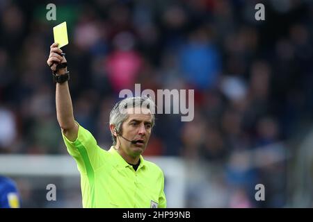 Cardiff, Regno Unito. 19th Feb, 2022. L'arbitro Darren Bond guarda. EFL Skybet Championship Match, Cardiff City contro Blackpool al Cardiff City Stadium di Cardiff, Galles, sabato 19th febbraio 2022. Questa immagine può essere utilizzata solo a fini editoriali. Solo per uso editoriale, licenza richiesta per uso commerciale. Nessun uso in scommesse, giochi o un singolo club/campionato/player pubblicazioni. pic di Andrew Orchard/Andrew Orchard sport fotografia/Alamy Live news credito: Andrew Orchard sport fotografia/Alamy Live News Foto Stock