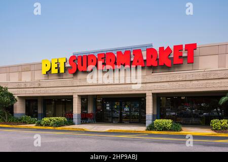 Orlando, Florida - 6 febbraio 2022: Vista ampia orizzontale dell'edificio esterno del supermercato PET Store, situato su Hiawassee Rd. A Orlando, Florida. Foto Stock