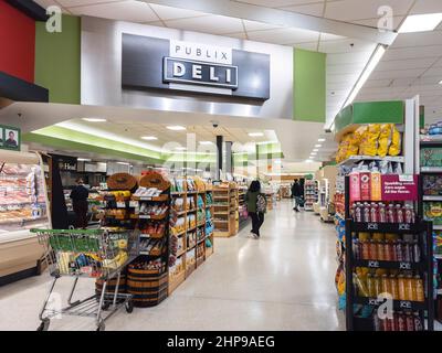 Orlando, Florida - 8 febbraio 2022: Vista interna orizzontale del reparto alimentare Publix Deli. Foto Stock