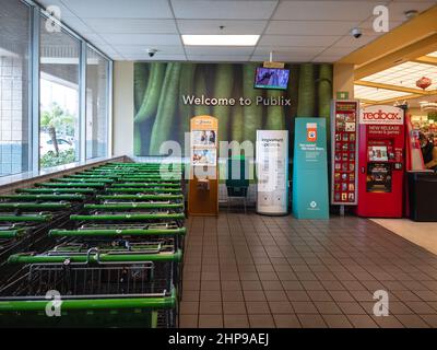 Orlando, Florida - 8 febbraio 2022: Closeup orizzontale Vista di Publix Supermarket ingresso interno. Foto Stock