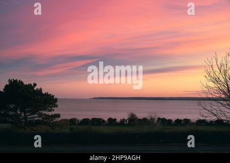 Deal Peninsula visto al crepuscolo da Ramsgate UK in una serata con un bel cielo rosa. Foto Stock