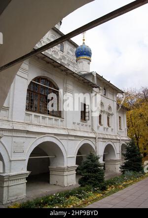 Chiesa di nostra Signora di Kazan, 17th ° secolo, frammento della facciata, vista dal portico principale, Kolomenskoye, Mosca, Russia Foto Stock