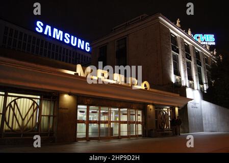 Stazione della metropolitana Biblioteka Imeni Lenina, portale di superficie vestibolo, vista notturna con insegne al neon, Mosca, Russia Foto Stock