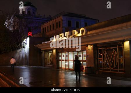 Stazione della metropolitana Biblioteka Imeni Lenina, portale di superficie vestibolo, vista notturna con insegne al neon, Mosca, Russia Foto Stock