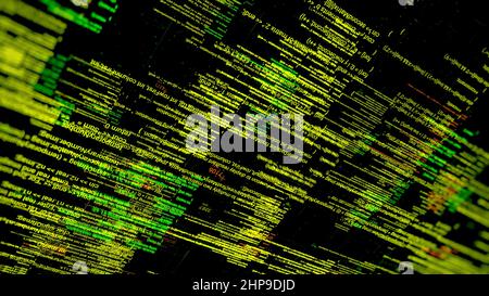 Linee orizzontali verdi astratte dei dati fluenti. Simboli che cambiano velocemente e si muovono isolati su sfondo nero, loop senza giunture, concetto di hacking e. Foto Stock