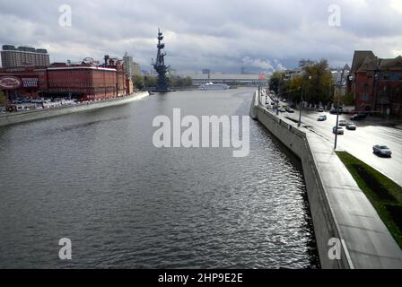 Fiume Mosca, vista a monte in direzione sud dal Ponte Patriarshy, Mosca, Russia Foto Stock