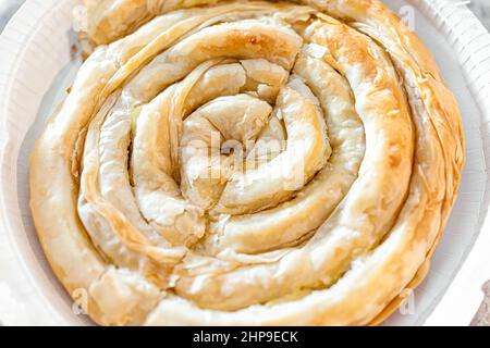 Primo piano sopra vista del vassoio di pasta filo come surgelato pasto cotto storecomperato come tradizionale formaggio greco spirale cibo Grecia Foto Stock