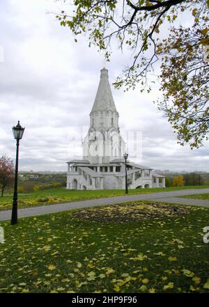 Ascension Chiesa a Kolomenskoye, 16th secolo, foglie autunnali sullo sfondo di cielo nuvoloso autunno, Mosca, Russia Foto Stock