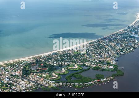 Vista aerea ad alto angolo del paesaggio della spiaggia di ft Myers vicino all'isola Sanibel nel sud-ovest della Florida Sahariana con belle acque verdi e case edifici Foto Stock