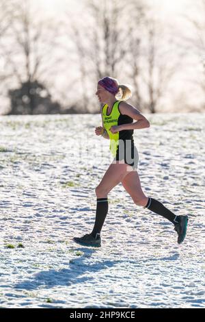 FORRES, MORAY, REGNO UNITO. 19th Feb 2022. Questa è una signora da Moray Road Runners sul North District X Country correre a Grant Park, Forres, Moray, Scozia il 19 febbraio 2022. Credit: JASPERIMAGE/Alamy Live News Foto Stock