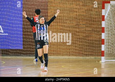 Malaga, Spagna. 19th Feb 2022. Esperanza Lopez festeggia durante la partita Liga Guerreras Iberdrola 2021/2022 tra Balonmano Malaga Costa del Sol e Super Amara Bera Bera a Ciudad Deportiva Carranque a Malaga. Punteggio finale Malaga Costa del Sol 27:23 Super Amara Bera Bera. Credit: SOPA Images Limited/Alamy Live News Foto Stock