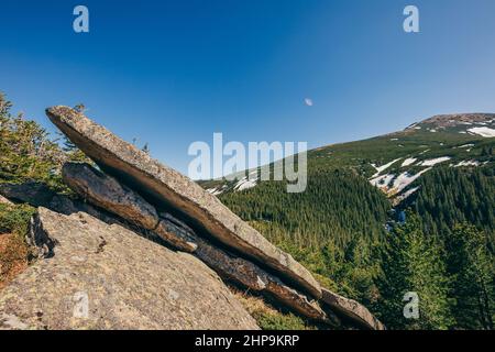 Vicino ad una collina accanto ad un muro di roccia Foto Stock