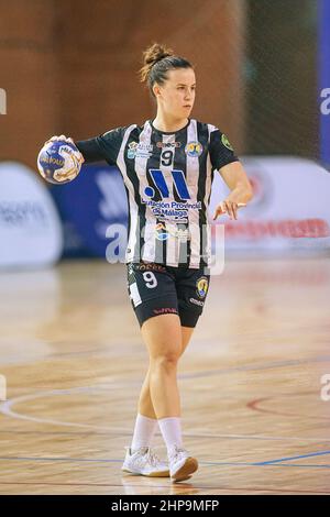 Malaga, Spagna. 19th Feb 2022. Silvia Arderius visto in azione durante la partita Liga Guerreras Iberdrola 2021/2022 tra Balonmano Malaga Costa del Sol e Super Amara Bera Bera a Ciudad Deportiva Carranque a Malaga. Punteggio finale Malaga Costa del Sol 27:23 Super Amara Bera Bera. (Foto di Francis Gonzalez/SOPA Images/Sipa USA) Credit: Sipa USA/Alamy Live News Foto Stock