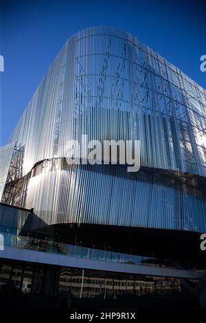 Moderno edificio per uffici con facciata esterna in metallo e vetro Foto Stock