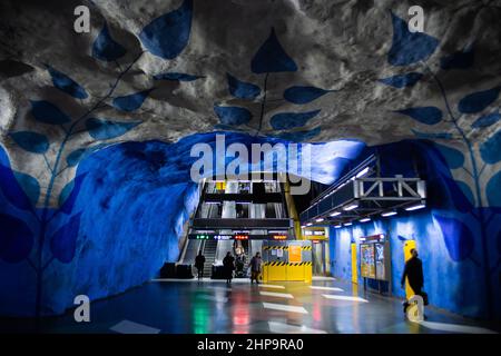 Stoccolma, Svezia 02.12.2022: La nuova metropolitana sotto forma di una galleria d'arte rupestre al coperto Foto Stock