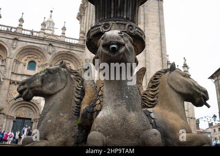 Il simbolo Fonte dos Cabalos domina la Praza das Praterías mentre i visitatori si riuniscono alla Cattedrale di Santiago de Compostela a Santiago de Composte Foto Stock