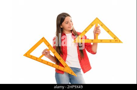 happy bambino tenere triangolo regolo studiare matematica a scuola isolato su bianco, di nuovo a scuola Foto Stock