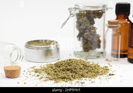Germogli di marijuana con giunti di marijuana e olio di cannabis Foto Stock