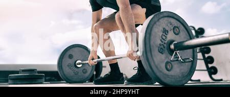 Sollevamento pesi deadlift banner panoramico di fit man bodybuilding powerlifting all'esterno palestra header. Bodybuilder facendo l'allenamento del peso del barbell con Foto Stock