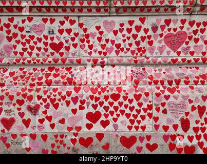 I cuori rossi e rosa adornano il National Covid Memorial Wall sulla South Bank di Londra Foto Stock