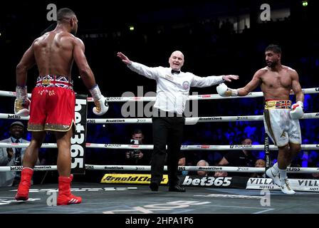 L'arbitro Victor Loughlin tenta di separare Amir Khan e Kell Brook alla fine del round del 4th nel Welterweight Contest all'AO Arena di Manchester. Data foto: Sabato 19 febbraio 2022. Foto Stock