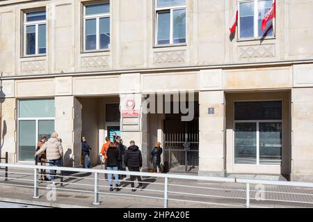 Poznan, Polonia - immigrati, stranieri, rifugiati dall'Ucraina che fanno la fila all'Ufficio immigrazione, legalizzazione del lavoro e della residenza Foto Stock