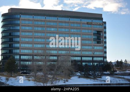 BROOMFIELD, CO, USA - 19 febbraio 2022: Vail Resorts è un'azienda di villeggiatura per lo sci di montagna e lo snowboard con sede a Broomfield, Colorado. Foto Stock