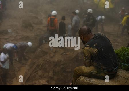 Petropolis, Rio de Janeiro, Brasile. 19th Feb 2022. (INT) le ricerche di vittime sepolte continuano dopo l'alluvione a Petropolis, Rio de Janeiro. 19 febbraio 2022, Petropolis, Rio de Janeiro, Brasile: Vigili del fuoco, La Difesa civile e la popolazione alla ricerca di vittime a Morro da Oficina, nel comune di Petropolis, nella regione montagnosa di Rio de Janeiro, il Sabato (19). Il numero di morti dopo le frane e le inondazioni di martedì scorso (15) è arrivato a 136 confermato. E il numero di persone scomparse è salito a 213. L'impatto delle intense piogge e frane ha colpito circa un migliaio Foto Stock