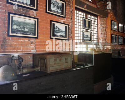 San Fernando City, Pampanga, Filippine. 19th Feb 2022. Su questo muro sono le fotografie della guerra mondiale del 2. Sotto le fotografie sono esposti i ricordi della guerra con le attrezzature militari utilizzate durante la guerra. La stazione ferroviaria di San Fernando è un punto di riferimento storico. La stazione ferroviaria è stata inaugurata il 23 febbraio 1892 che ora è stata ricostruita come museo. (Credit Image: © George Buid/ZUMA Press Wire) Foto Stock