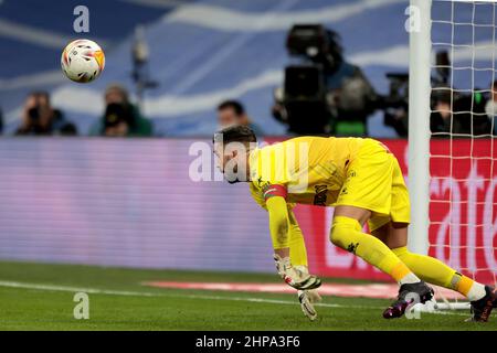 Madrid, spagnolo. 19th Feb 2022. Madrid, Spagna; 19.02.2022.- Real Madrid contro Alaves partita di la Liga di calcio spagnolo nel suo giorno 25 eseguito allo stadio Santiago Bernabeu di Madrid. Portiere di Alaves Pacheco. Punteggio finale 3-0 vittoria Real madrid. Gol segnati da Benzema Karim 90 1' (P), Junior Vinicius 80', Asensio Marco 63' Credit: Juan Carlos Rojas/dpa/Alamy Live News Foto Stock
